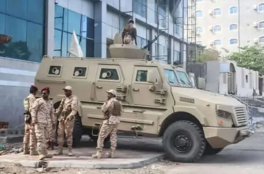”الانتقالي يُجلي من عدن رسمياً: درع الوطن يتسلم المعسكرات وينهي حقبة الميليشيات”